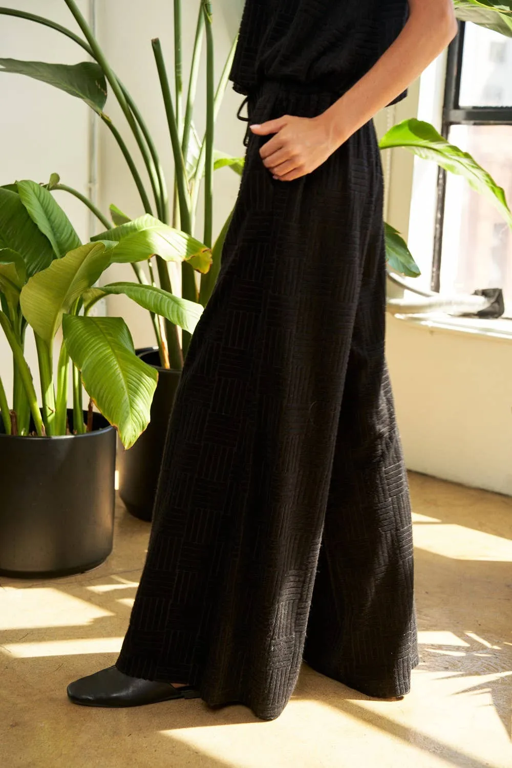 BLACK VELVET GEOMETRIC SLEEVELESS ROUND NECK PANTS SET