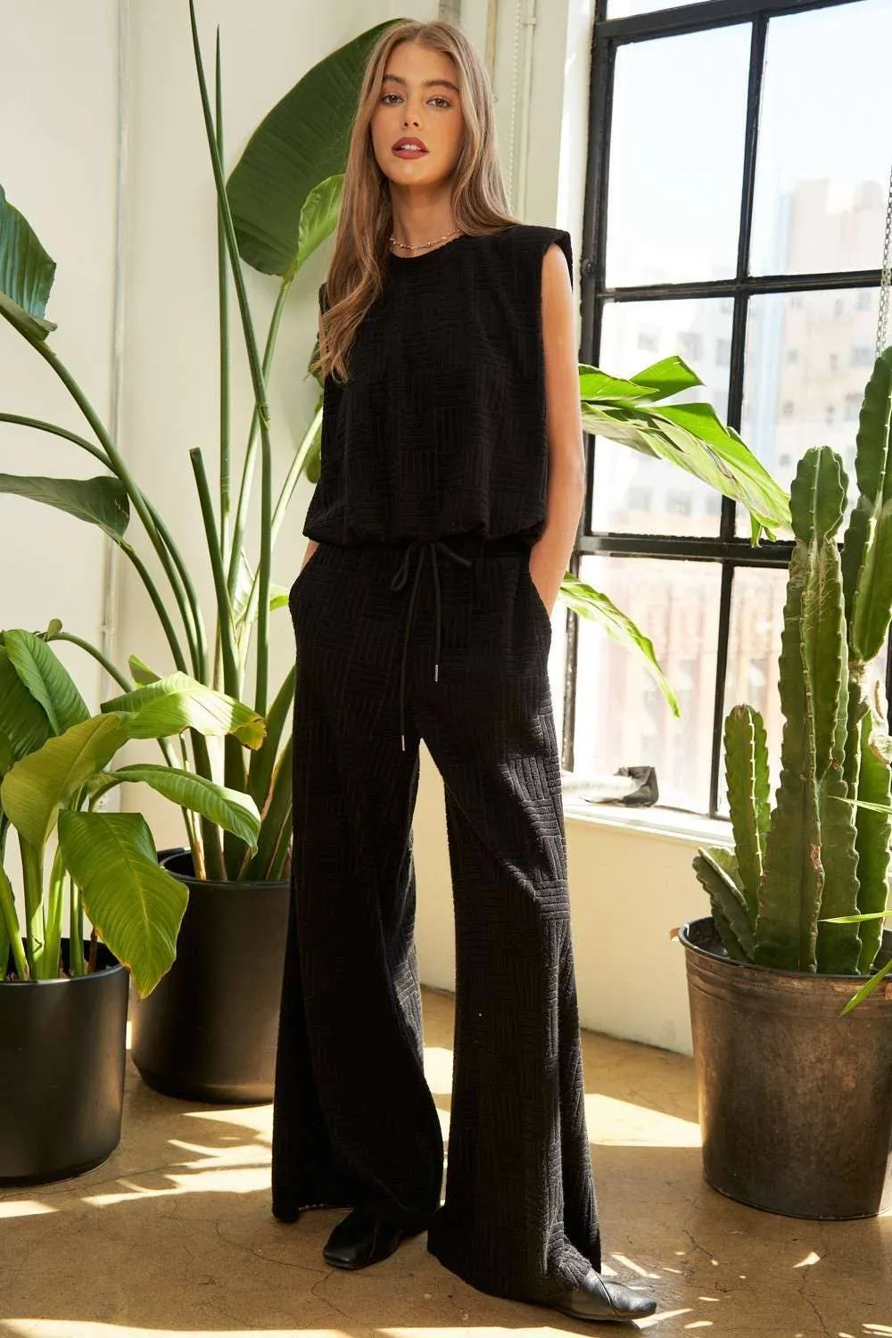 BLACK VELVET GEOMETRIC SLEEVELESS ROUND NECK PANTS SET